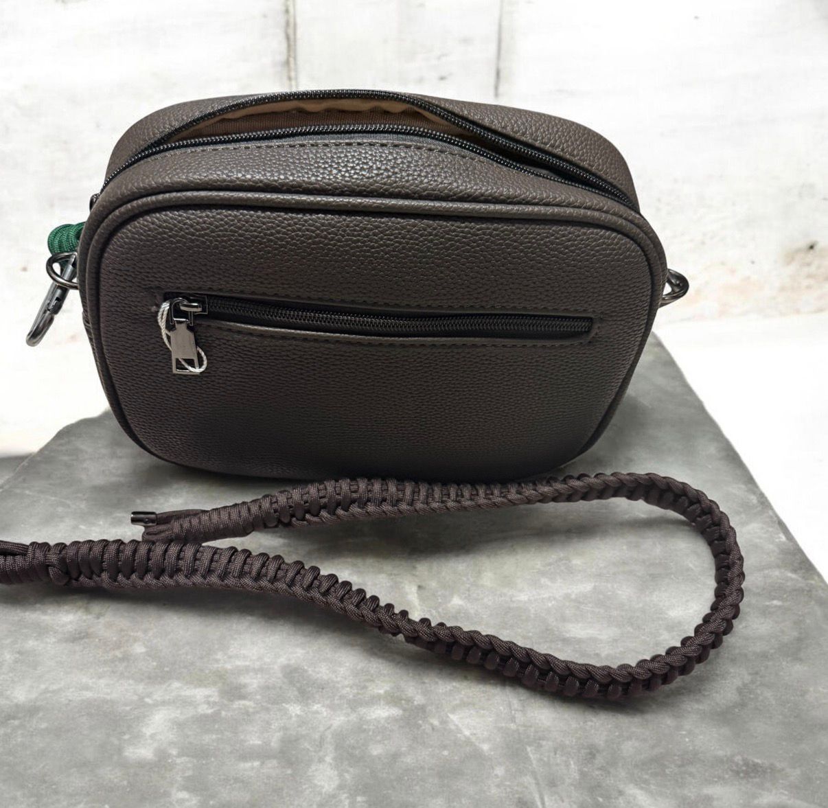 Bolso bandolera de piel sintética – marrón oscuro , violeta