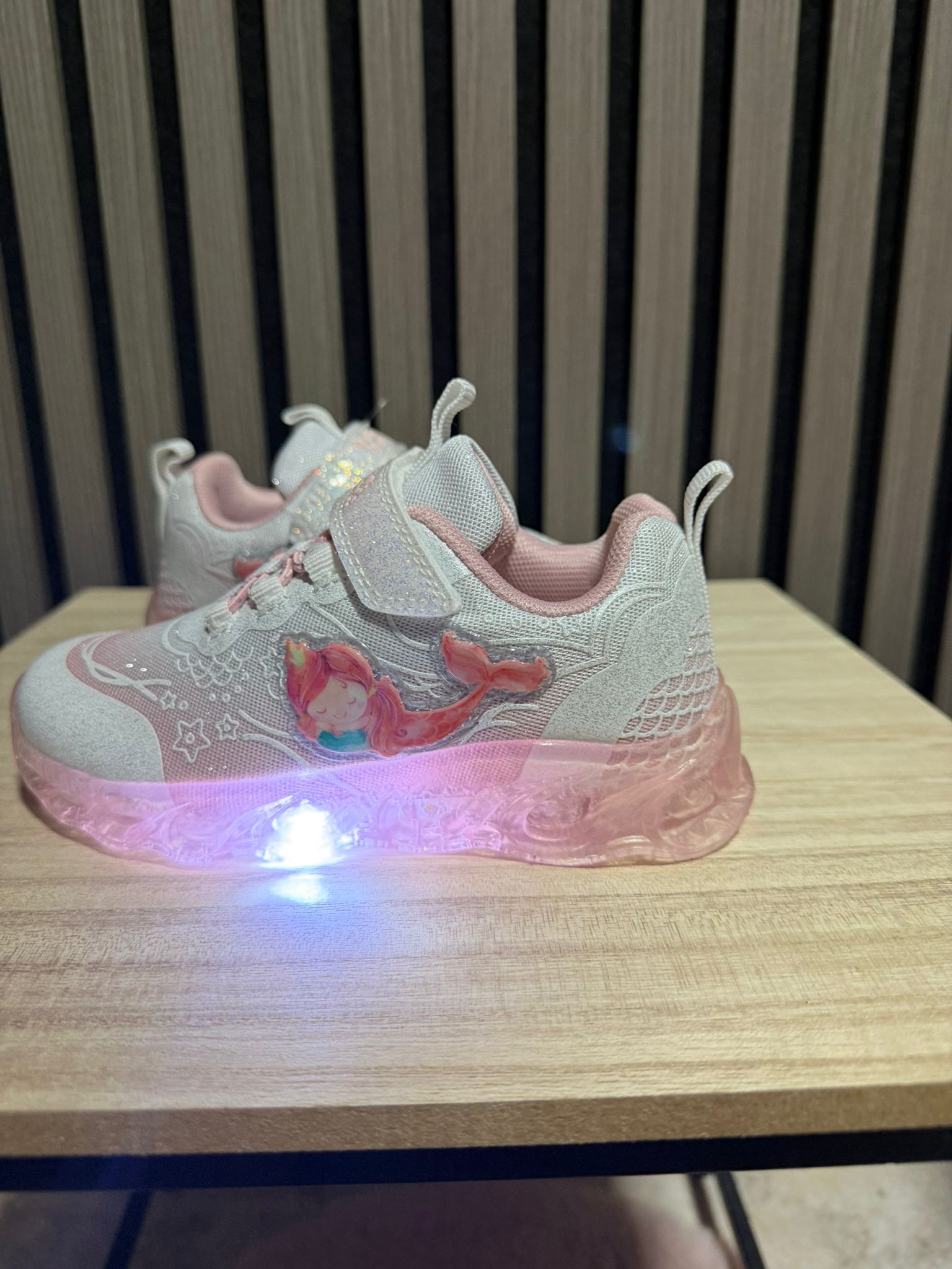 Zapatillas con luces  infantiles estilo unicornio en rosa y blanco