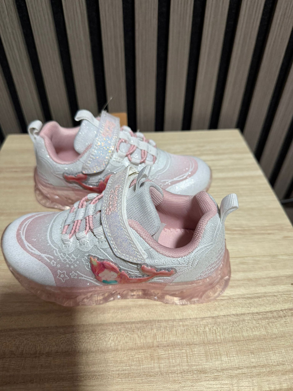 Zapatillas con luces  infantiles estilo unicornio en rosa y blanco